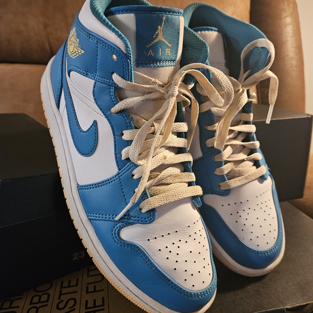 Nike Air Jordan 1 Mid in Celestial Gold and White - Picture 2 of 5